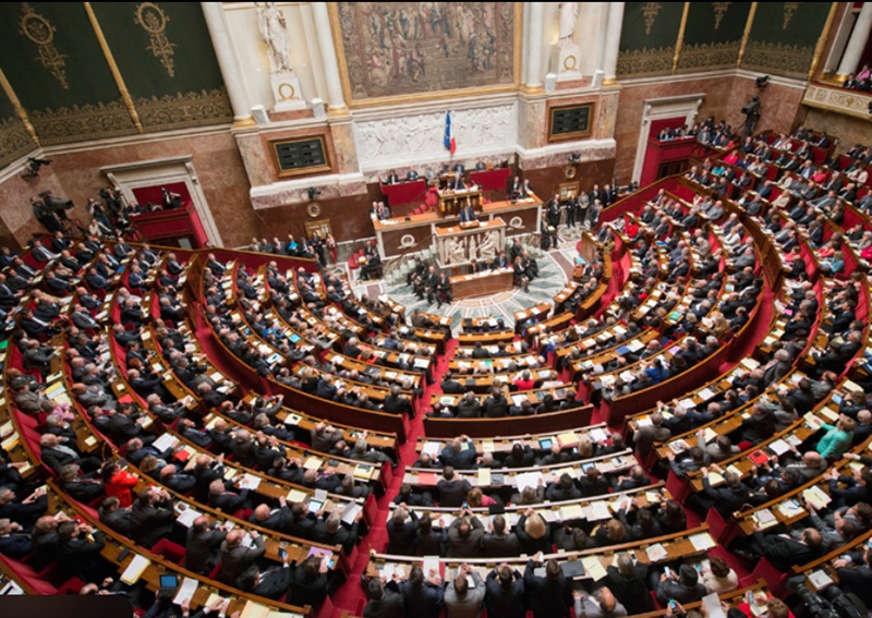 [IMMIGRATION] – Les députés 🇫🇷 adoptent un texte en faveur du renouvellement automatique des titres de séjour longue durée – La proposition doit désormais être inscrite à l’ordre du jour du Sénat